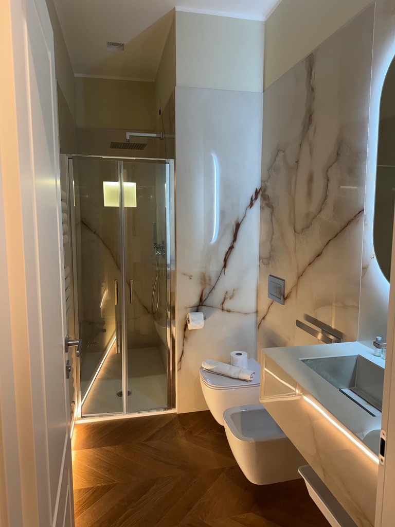 Twins Luxury 2 Bedroom Apartment - Image 3