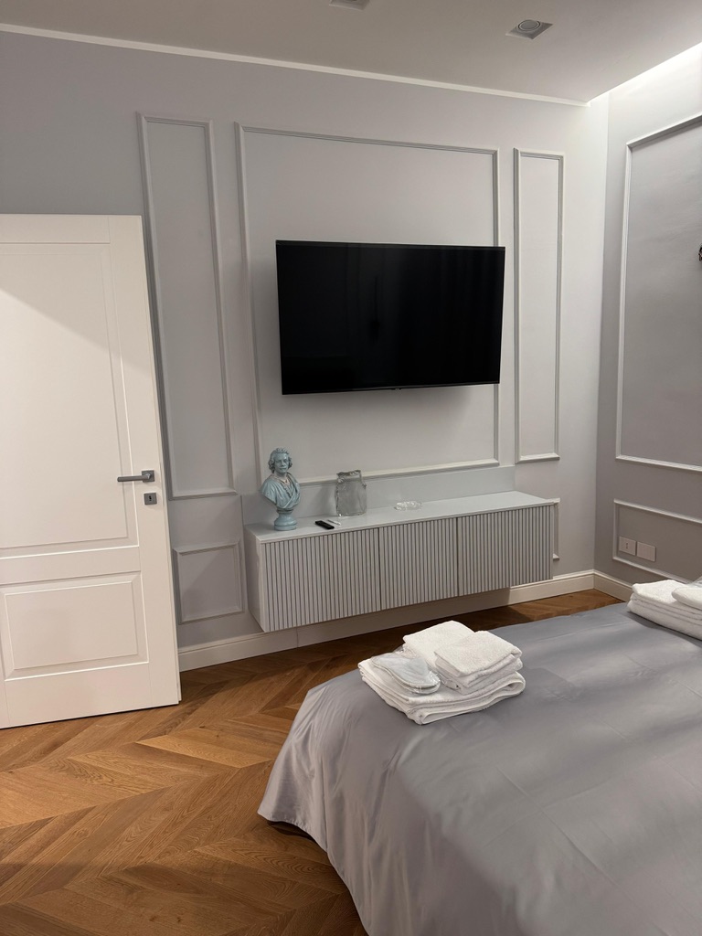 Twins Luxury 2 Bedroom Apartment - Image 4