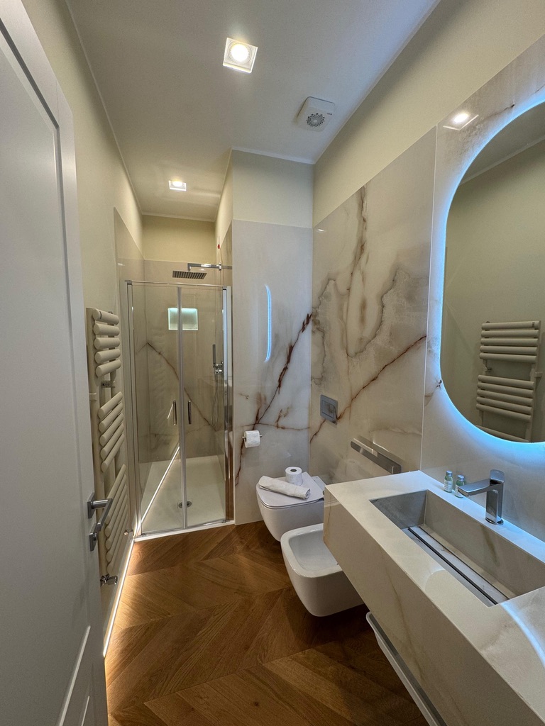 Twins Luxury 2 Bedroom Apartment - Image 1