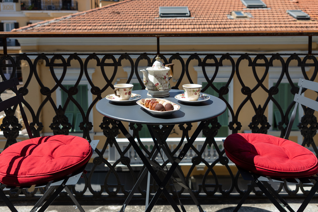 Twins Luxury 2 Bedroom Apartment - Image 17